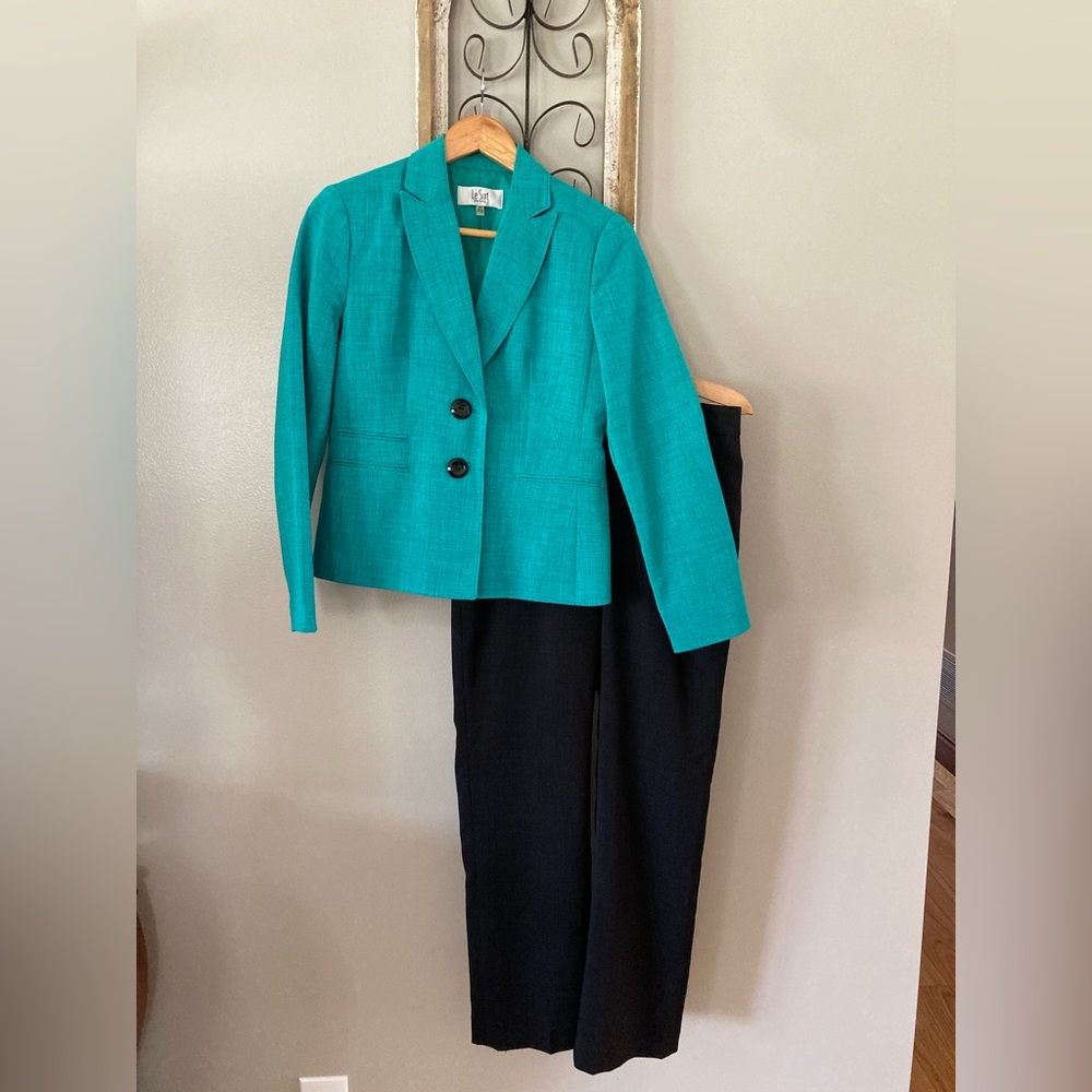 Le Suit Women’s Lightweight Green & Black Pant Suit 4P